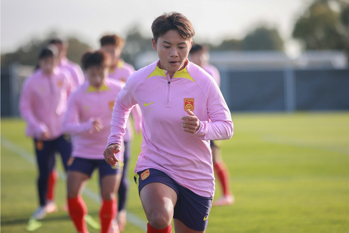 资料图:王霜(前)在训练中. 新华社发(张洋摄)