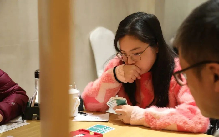 曾就读于上海市延安中学,师从延安中学杨可夫老师,是校桥牌队运动员