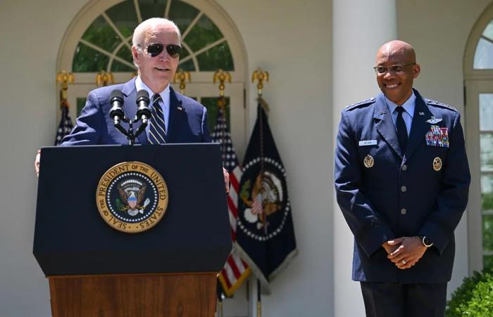 当地时间5月25日，美国总统拜登宣布提名美国空军上将查尔斯·布朗（右）为下一任参谋长联席会议主席。图源：视觉中国