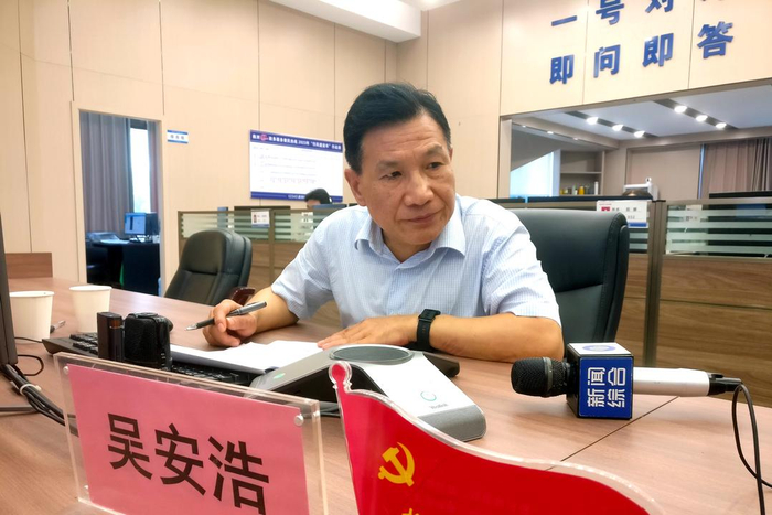 株洲市教育局党委书记局长吴安浩接听便民热线