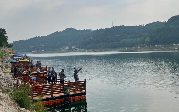中国升钟湖钓鱼大赛，选手们要经历烈日和暴雨的双重考验。  新京报记者 王继松 摄