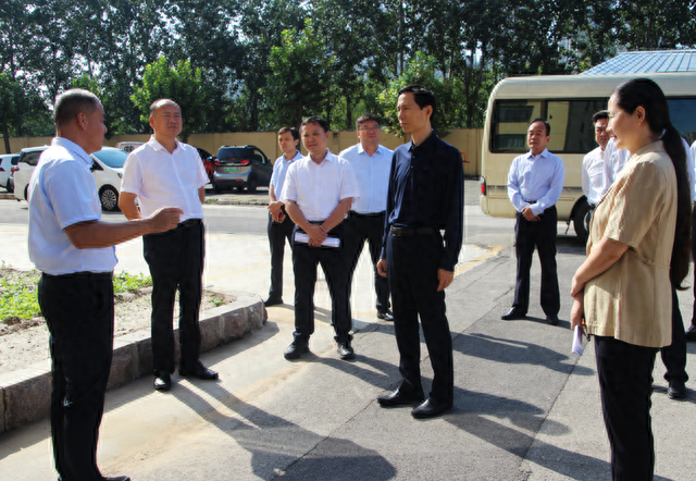 市委书记张伦到公园印象小区两馆小区等地调研这项工作