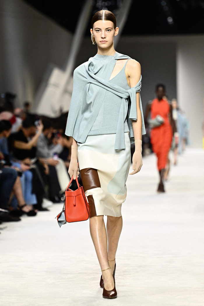 9月20日,模特在意大利米兰时装周上展示芬迪品牌的2024春夏新款服装.