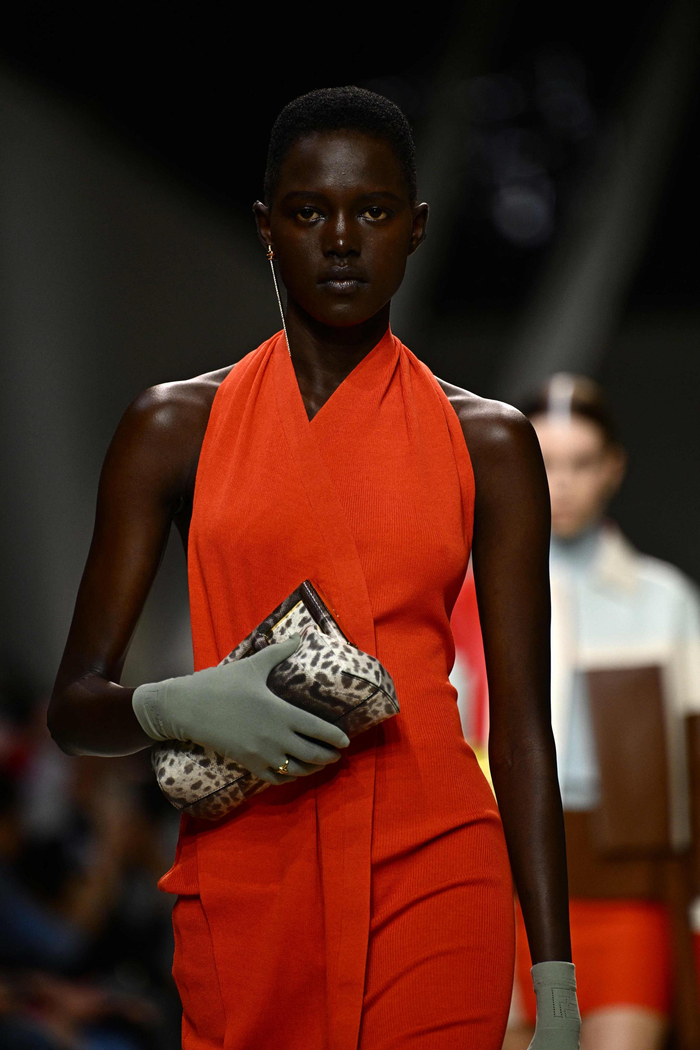 9月20日,模特在意大利米兰时装周上展示芬迪品牌的2024春夏新款服装.