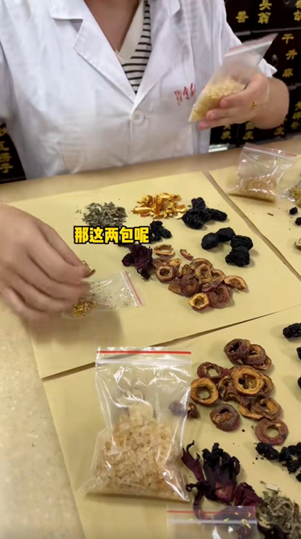 用抓药的方式买酸梅汤。（图源/@我是小林）