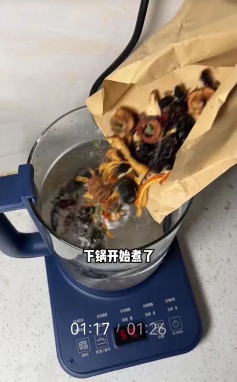 在家煮酸梅汤。（图源/@我是小林）