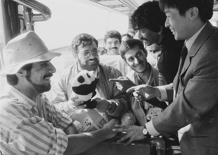 1990年，第十一届亚运会在北京举行。亚运会吉祥物——熊猫盼盼受到了各国朋友的欢迎。胡敦志摄