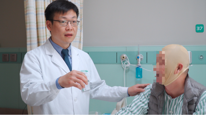 霍峻峰医生在查房