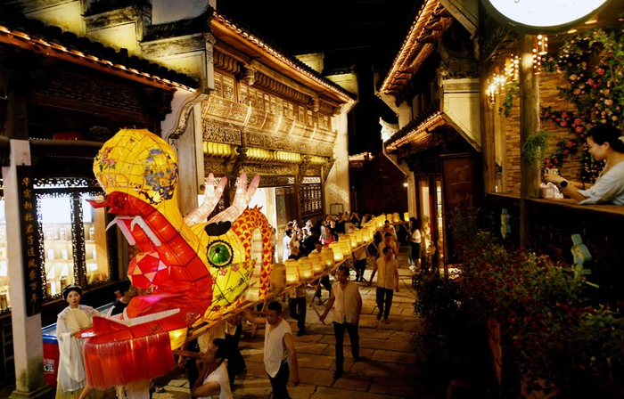 江西婺源:非遗板龙灯夜巡游|龙灯|卓忠伟|村落_新浪新闻