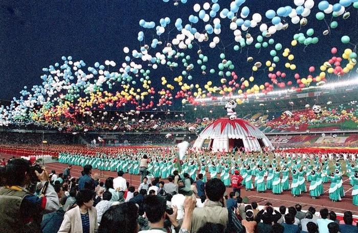 1990年9月22日，第十一届亚运会在北京开幕。图为开幕式现场。新华社发