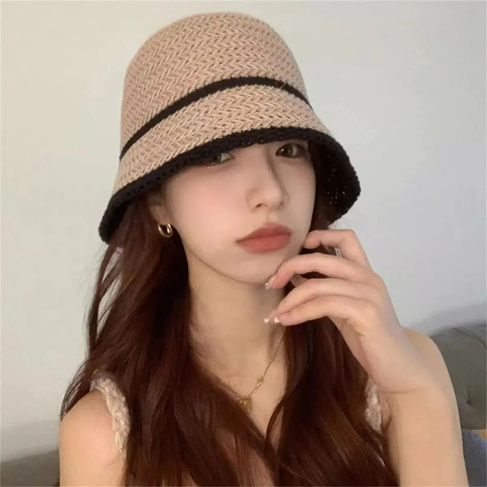 再来看看细节,帽子上有装饰性的线条,帽围可以通过抽带调节.