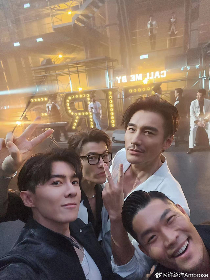 许绍洋和唐禹哲（左一）、胡兵（右二）、李玖哲（右）在一起。  图片来自其微博
