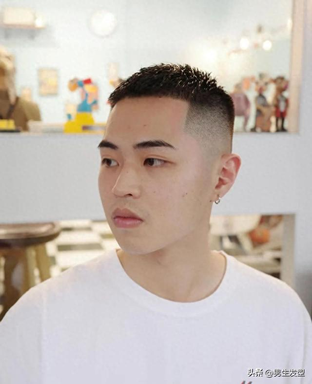 锡纸烫发型需要先把头发软化,然后用锡纸将头发一缕一缕地包住,再用