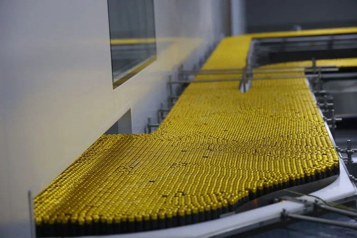 云南白药集团文山七花公司以鲜三七为原料的气血康口服液的生产线 新华每日电讯记者 谢锐佳 摄