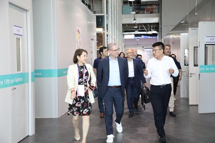 9月18日下午，国际奥委会首席信息科技官艾拉里奥·孔纳一行考察杭州亚运会信息技术指挥中心。（图片来自杭州亚运会官网）