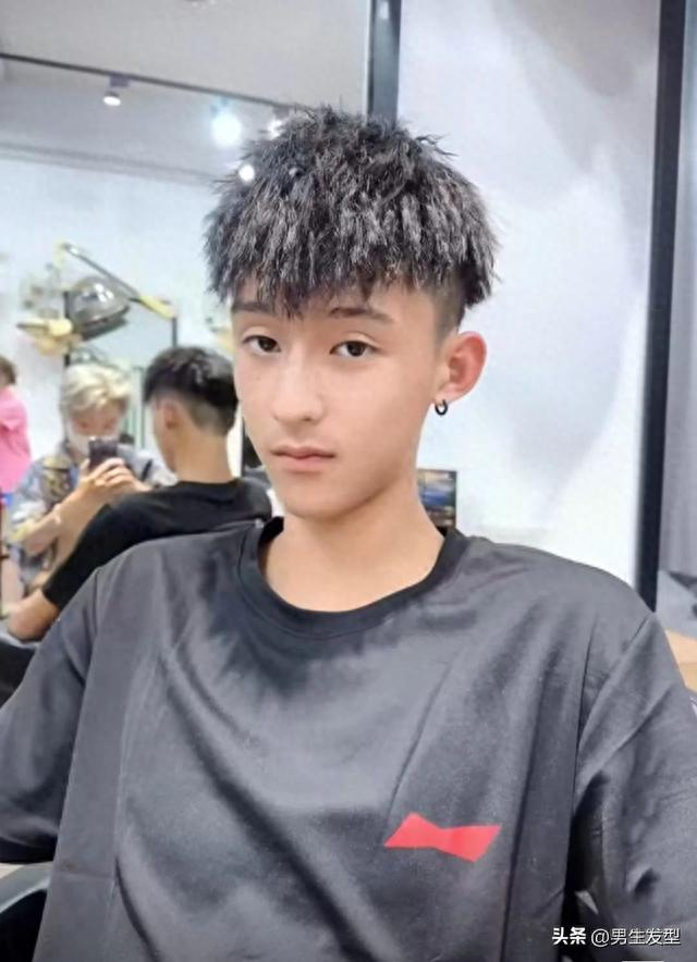 男生"两边掏空"发型叫什么?