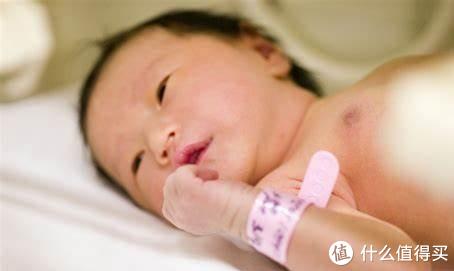 顺产宝宝出生前在忙什么？和剖腹产相比，顺产宝宝可就努力多了