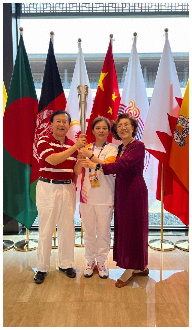 武汉的亚运火炬手王珏:实现开幕式创意!|开幕式|亚运会|火炬_新浪新闻