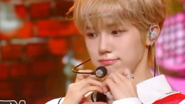 韩团成员安成民在做endingpose时