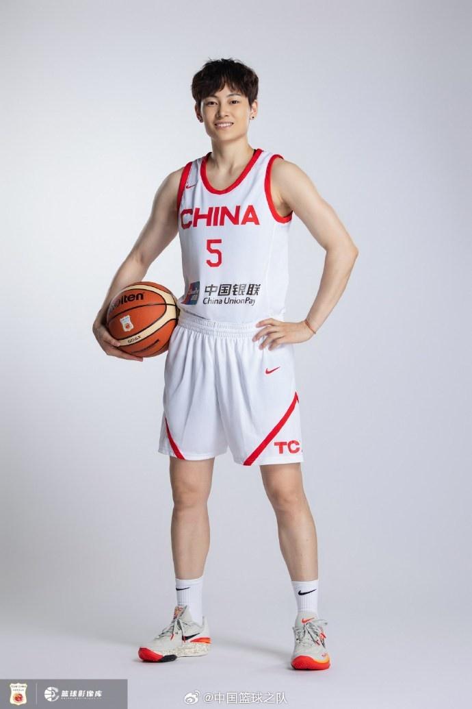 恭喜女篮队长杨力维成为亚运会中国代表团旗手