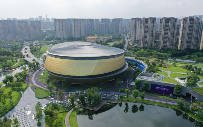 拱墅运河体育公园体育馆设计灵感来自良渚文化的代表性文物玉琮。  图/新华社