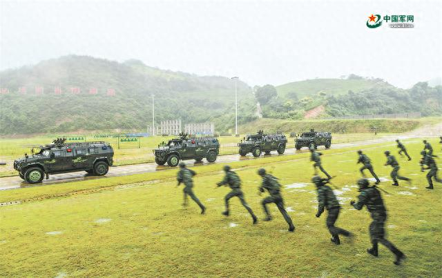 快速登车。解放军报记者 王 俊 摄