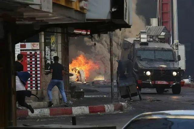 ▲7月4日，在约旦河西岸杰宁地区，巴勒斯坦抗议者同以色列军队发生冲突。图/新华社