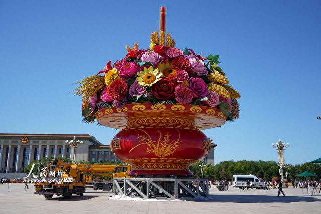 "祝福祖国"巨型花篮亮相天安门广场|北京市_新浪新闻