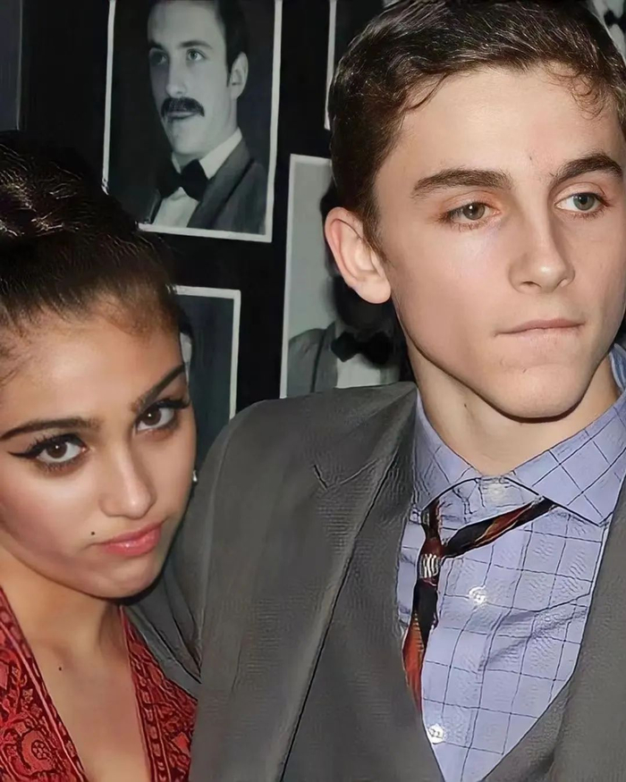 金小妹大胆认爱甜茶还不够?现在连焊在脸上的"富婆妆"都开始变少女了?