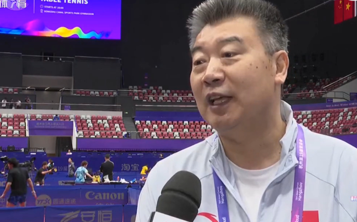 国乒队总教练李隼接受采访。 视频截图