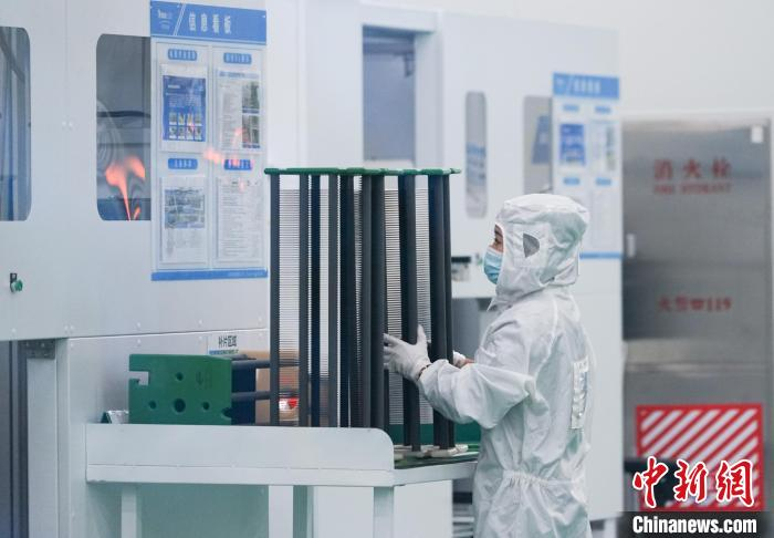 探访青海西宁智能化光伏制造车间