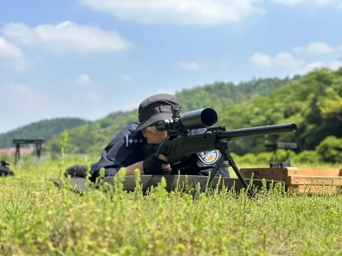 在全网意外走红的1米92杭州特警,曾在上海求学!