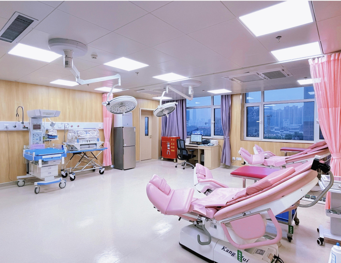 产房内设置多功能产床,既方便孕产妇分娩需要,又能满足产后休息需求.