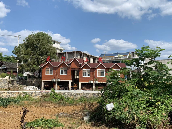 许艺华在老家修建的院子，他曾劝兄弟回家养老。摄影：高佳