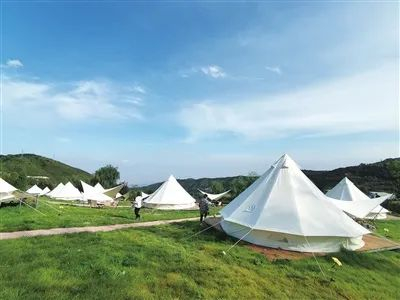 国信城郊森林公园内，峪见西山轻旅乐园吸引游人纷至沓来。