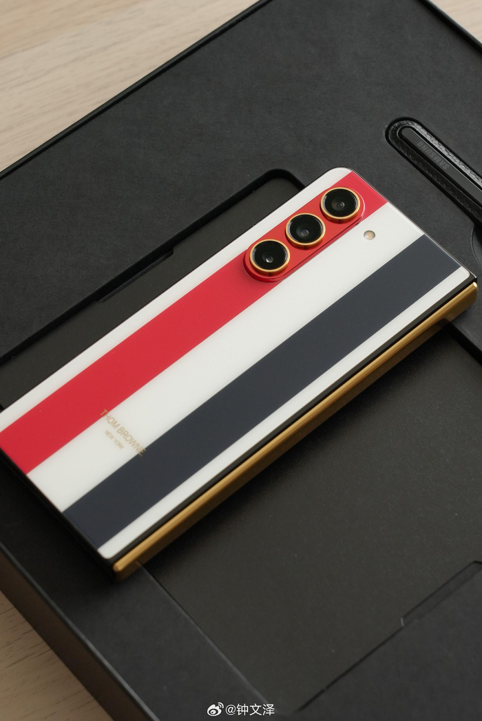 拿到了三星galaxyzfold5thombrowne限量版
