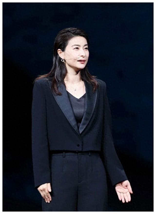 郭晶晶优雅出席,美丽令人倾倒!精致黑色西装,高级气质尽显!|郭晶晶|气