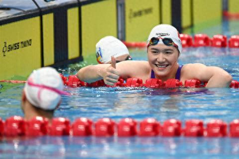 2023年5月4日，浙江队选手叶诗文在比赛后向队友竖起大拇指。新华社记者 黄宗治 摄