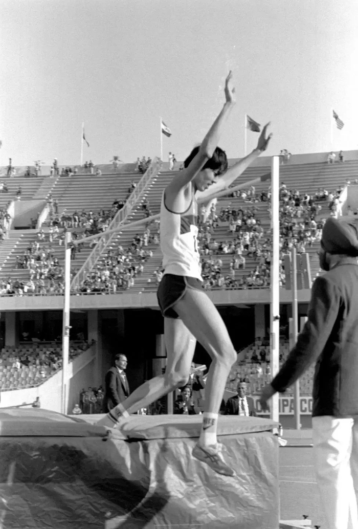 1982年12月1日,中国选手朱建华在新德里举行的第九届亚运会男子跳高