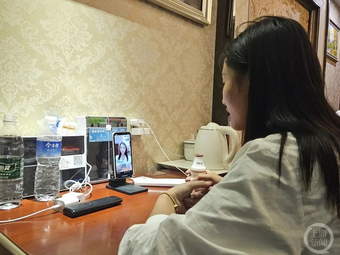 ▲杨妞花在做直播。摄影/上游新闻记者 李文滔