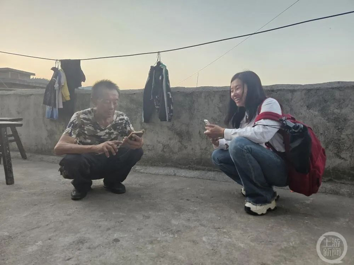 ▲杨妞花和舅舅。摄影/上游新闻记者 李文滔