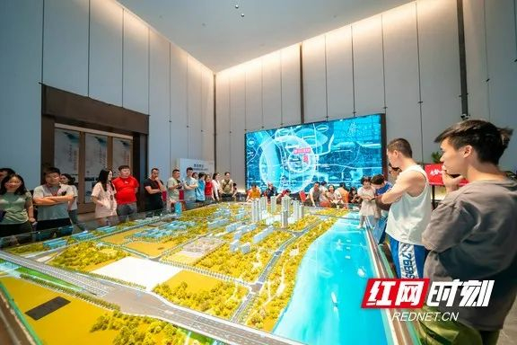 9月中旬万科轨道璞悦湾首次开盘，吸引了大量的看房者