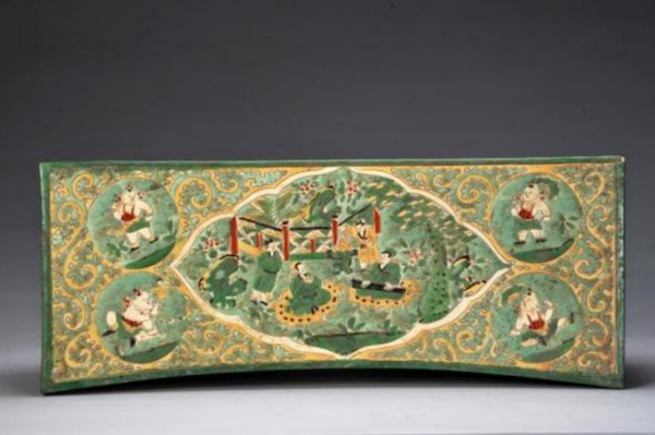 三彩听琴图枕 北宋 1976年河南济源市勋掌村镇安寺出土 河南博物院藏 高16、长63、宽25厘米