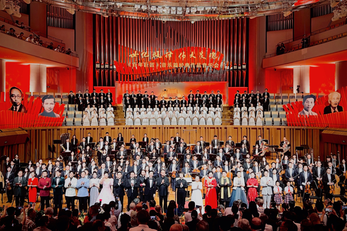       演出谢幕 高森/摄     