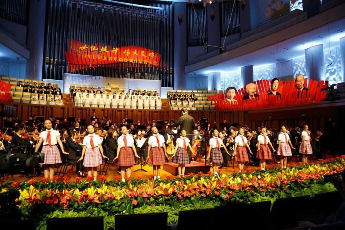 来自四川凉山州的越西县文昌小学“春蕾梦想合唱团”演唱《卖报歌》 车梅/摄