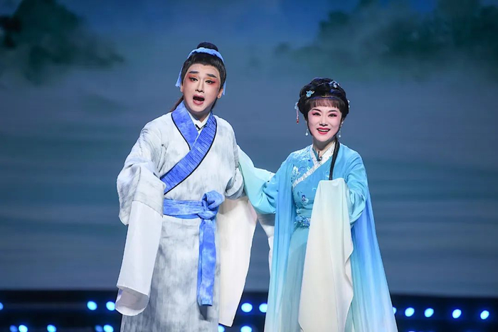 "之一,著名演员杨俊是第三次参加江苏中秋戏曲晚会,她与梅院军搭档