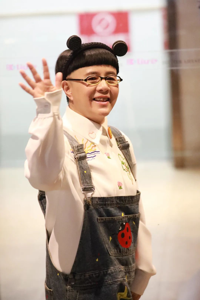 ""哭了,我都老了,她还是那么年轻""童年回忆杀了,她还是和我记忆里的