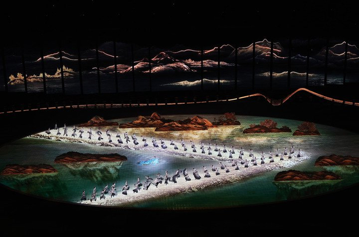 这是9月23日在开幕式上拍摄的演出。当日，第19届亚洲运动会开幕式在杭州举行。新华社记者 徐昱 摄