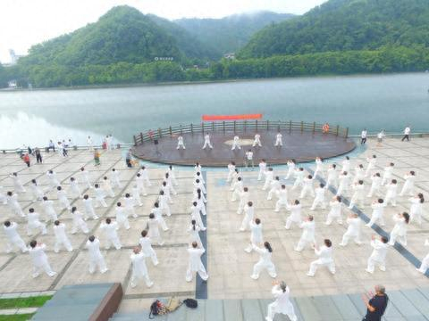 建德市新安江畔的江滨公园里，众多的健身爱好者参加跳舞、舞彩带、太极拳等项目的全民体育健身运动。潮新闻拍友 宁文武 摄