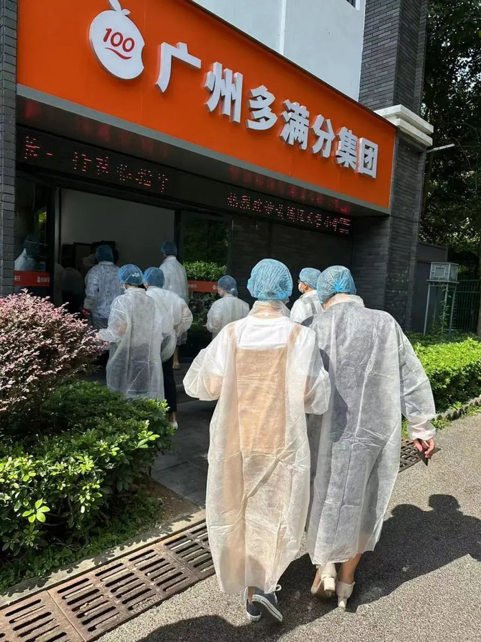 家长们前往多满分参观。